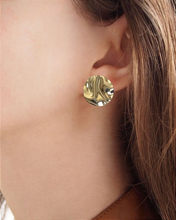 Maxibrinco leve redondo chapa martelada relevo folheado a ouro 18K hipoalergênico