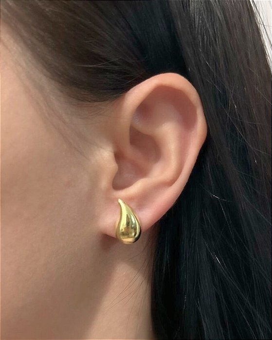 Brinco gota leve com curva folheado a ouro 18K hipoalergênico