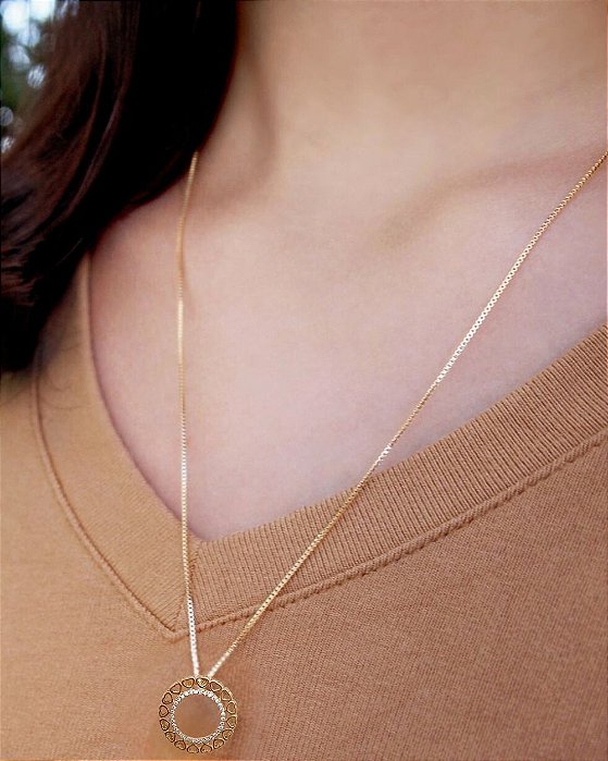 Colar longo pingente vazado círculo com corações e detalhe e zircônias cravejadas folheado a ouro 18K hipoalergênico