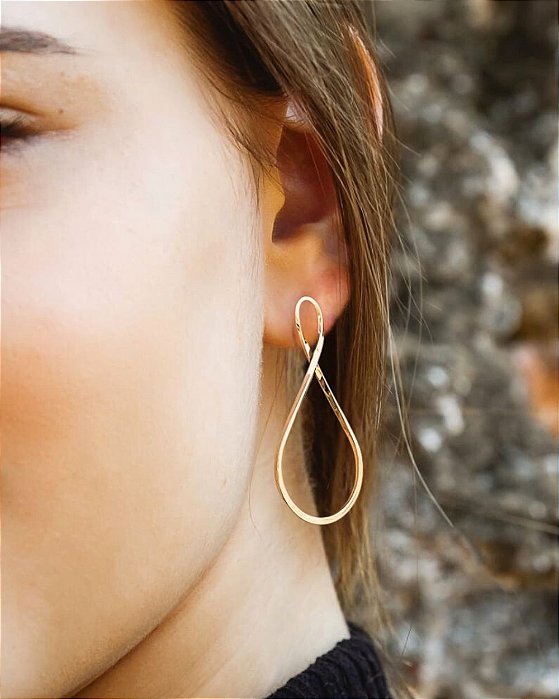 Brinco infinito maxi estilizado folheado a ouro 18K hipoalergênico