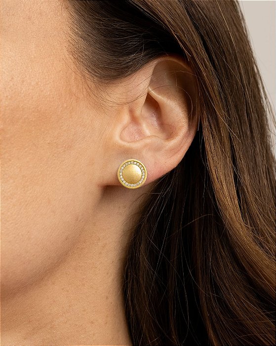 Brinco círculo liso com moldura cravejada de zircônias folheado a ouro 18K hipoalergênico