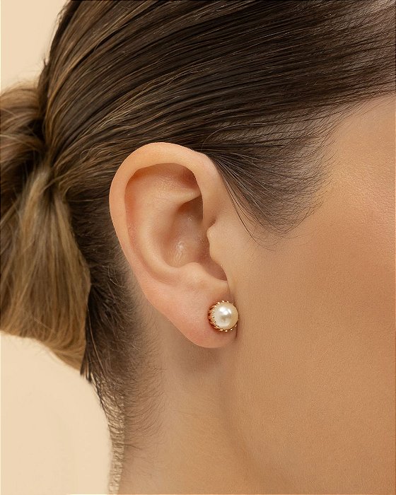 Brinco pérola detalhe garras folheado a ouro 18K hipoalergênico