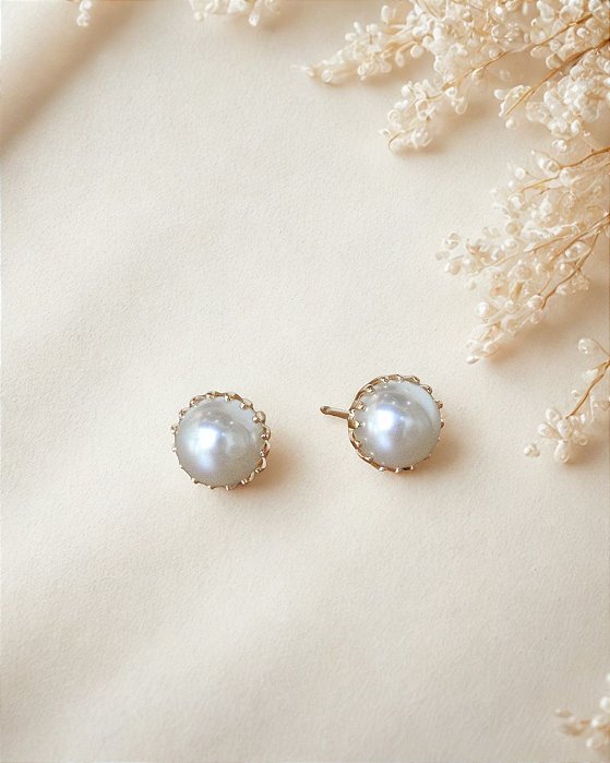 Brinco pérola detalhe garras folheado a ouro 18K hipoalergênico