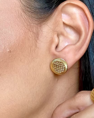 Brinco redondo quadriculado folheado a ouro 18K hipoalergênico