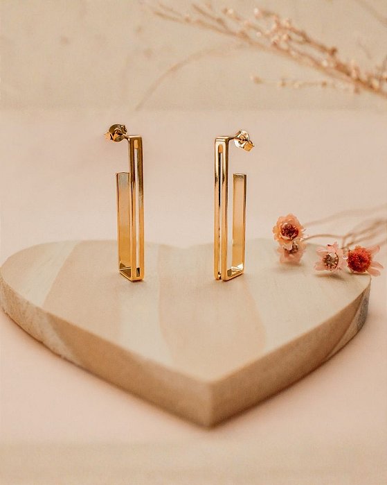 Brinco argola retangular detalhe duas listras folheado a ouro 18K hipoalergênico