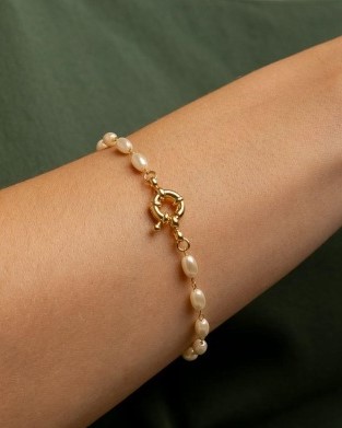 Pulseira pérolas alongadas marfim folheado a ouro 18K hipoalergênico