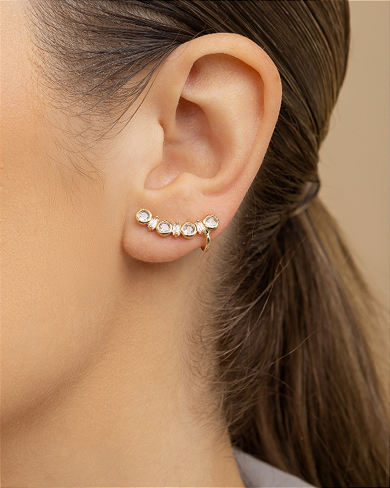 Brinco ear cuff 4 zircônias e detalhes folheado a ouro 18K hipoalergênico