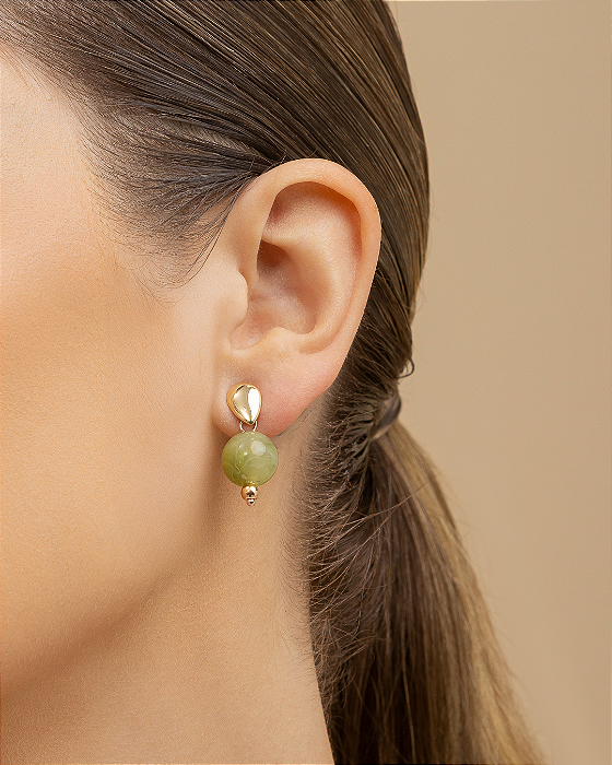 Brinco bola verde sintética base gota folheado a ouro 18K hipoalergênico