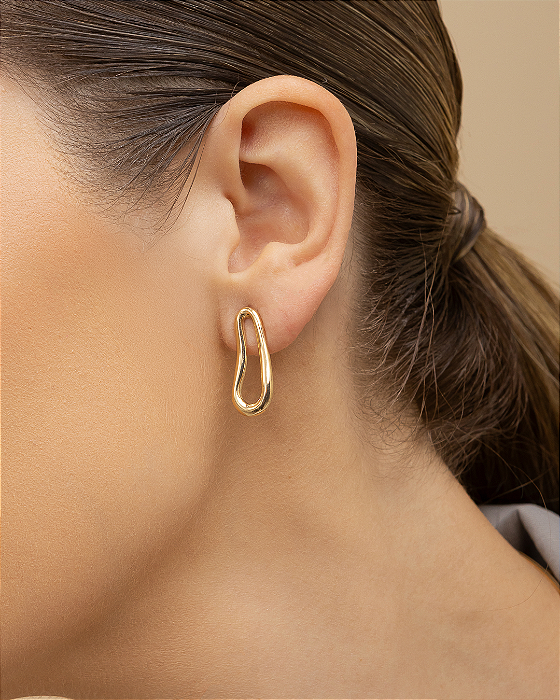 Brinco design orgânico alongado delicado folheado a ouro 18K hipoalergênico