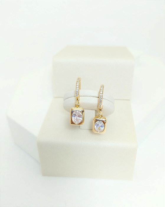Brinco com pingente retangular de zircônia argola fecho click cravejada folheado a ouro 18K hipoalergênico