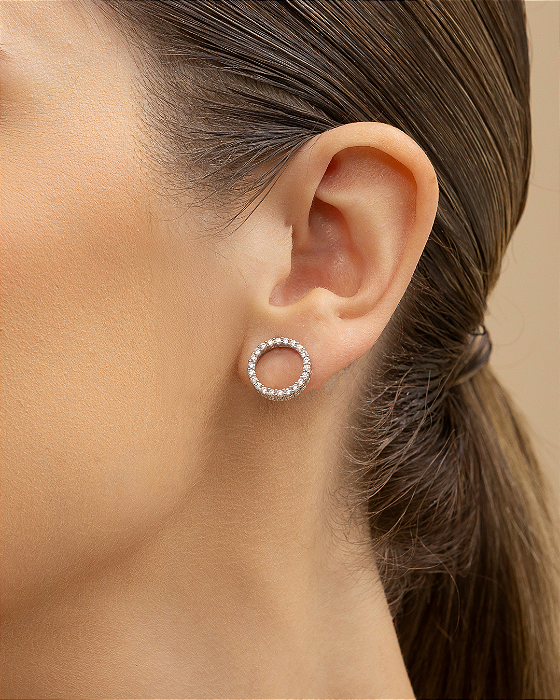 Brinco de zircônias cravejadas círculo vazado detalhe galeria banho de ródio hipoalergênico