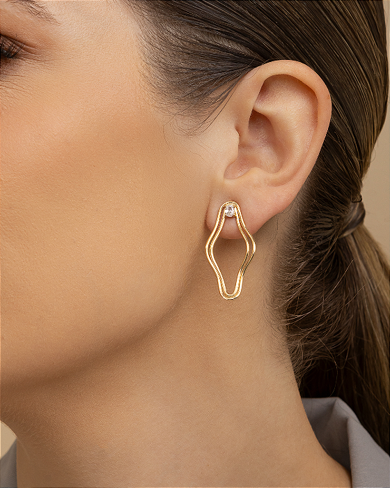 Brinco design orgânico fio duplo detalhe zircônia folheado a ouro 18K hipoalergênico