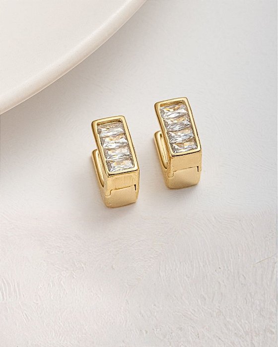 Brinco argola click retangular 3 zircônias baguetes folheado a ouro 18K hipoalergênico