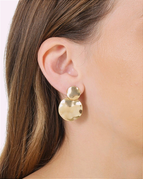 Brinco dois círculos maxi martelados folheado a ouro 18K hipoalergênico