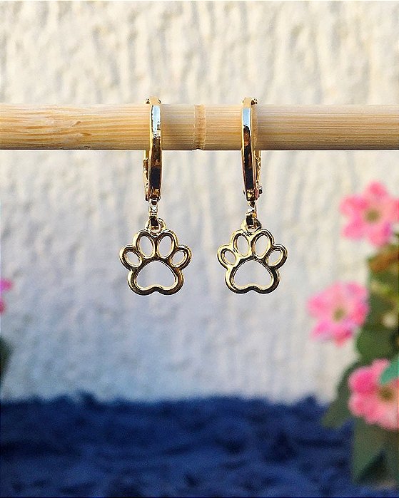 Brinco argola click com pingente patinha pet folheado a ouro 18K hipoalergênico