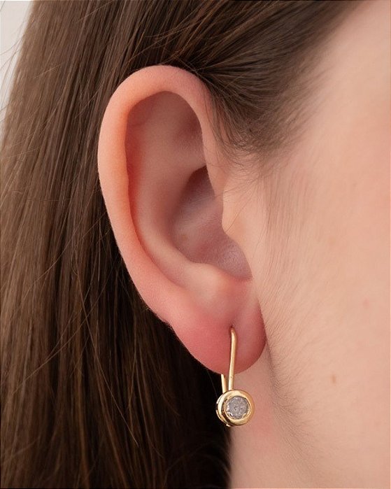 Brinco de gancho com ponto de luz de zircônia na ponta folheado a ouro 18K hipoalergênico