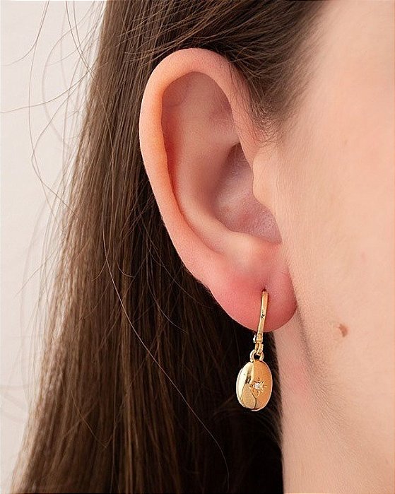 Brinco argola click com elipse com detalhe de sol zircônia folheado a ouro 18K hipoalergênico