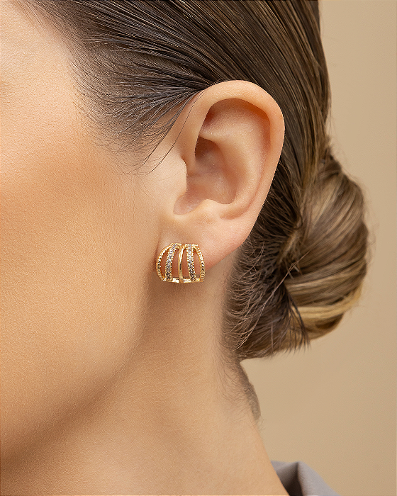 Brinco ear hook 5 listras com detalhes de zircônias cravejadas folheado a ouro 18K hipoalergênico