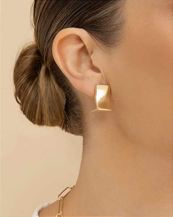 Brinco maxi retangular abaulado folheado a ouro 18K hipoalergênico