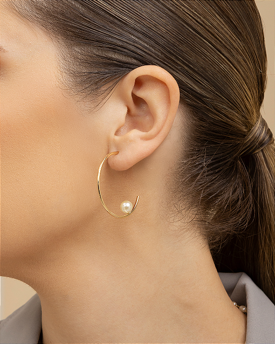 Brinco argola fina com uma pérola suspensa folheado a ouro 18K hipoalergênico