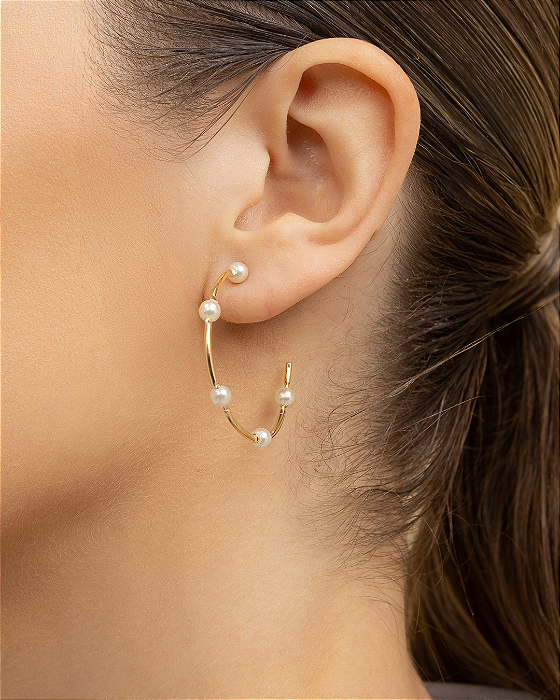 Brinco argola fina com pérolas espaçadas folheado a ouro 18K hipoalergênico