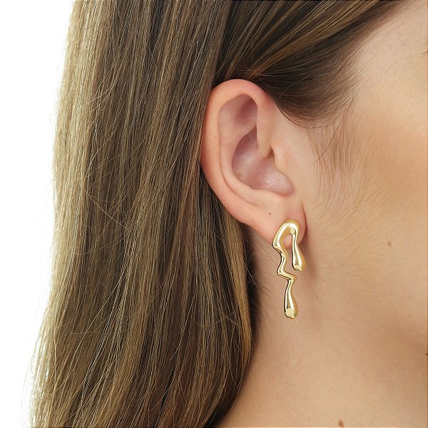 Brinco longo traço estilizado folheado a ouro 18K hipoalergênico