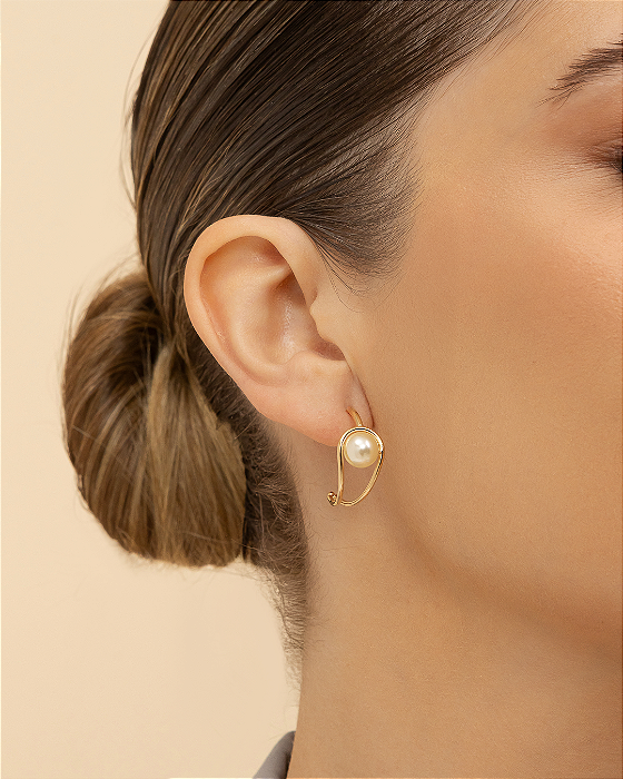 Brinco argola dupla com detalhe pérola folheado a ouro 18K hipoalergênico