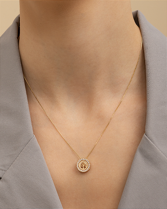 Colar delicado pingente Árvore da Vida com moldura de zircônias cravejadas folheado a ouro 18K hipoalergênico