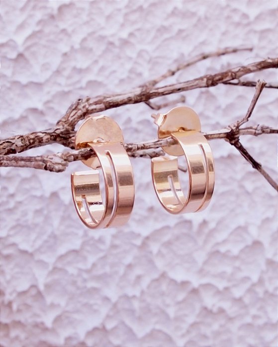 Brinco argola chata com corte a laser folheado a ouro 18K hipoalergênico