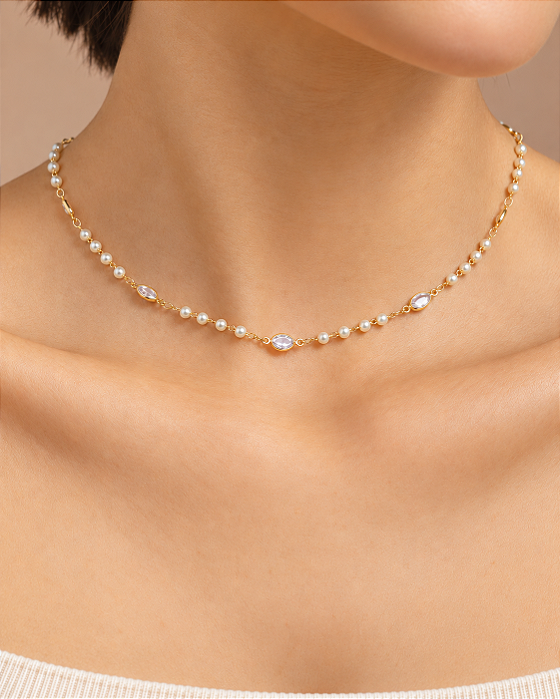 Colar choker delicado com pérolas e zircônias navete folheado a ouro 18K hipoalergênico