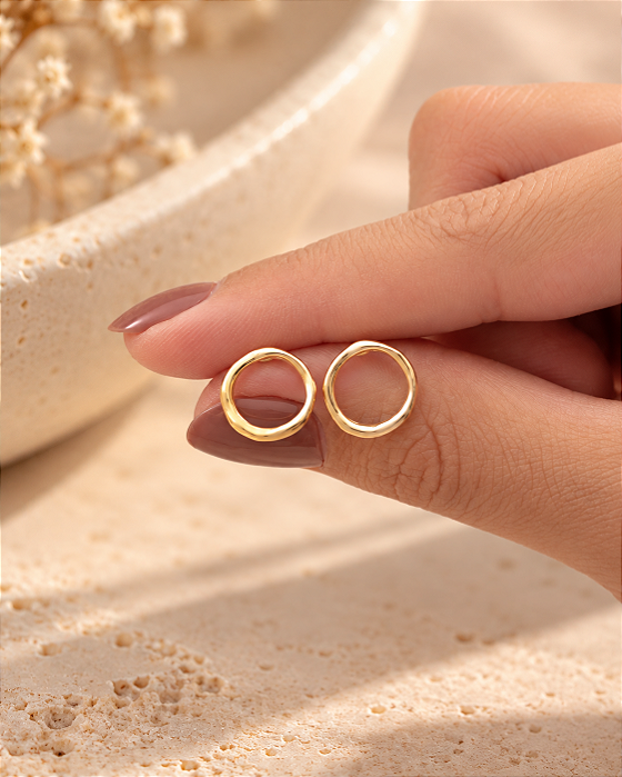 Brinco círculo vazado estilizado folheado a ouro 18K hipoalergênico