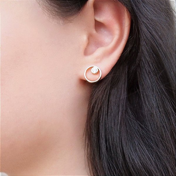 Brinco zircônia redondo vazado folheado a ouro 18K hipoalergênico