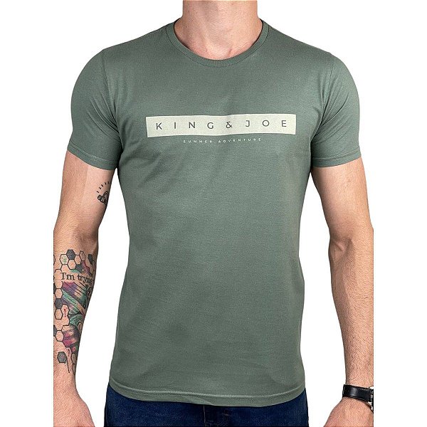 Camiseta Kingejoe Verde Militar Estampada Summer Adventure