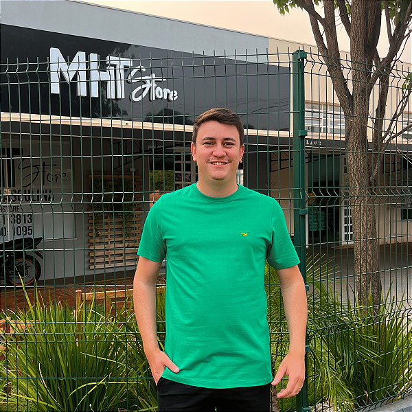 Camiseta Manhattan Jeans Verde Bandeira Logo Clássico Bordado