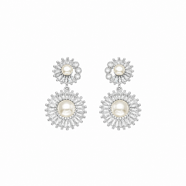 Brinco Flor Cravejado e com Perola - Ródio Branco