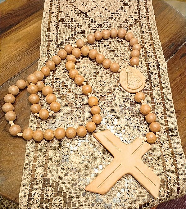 Terço com Nossa Senhora Aparecida de cerâmica