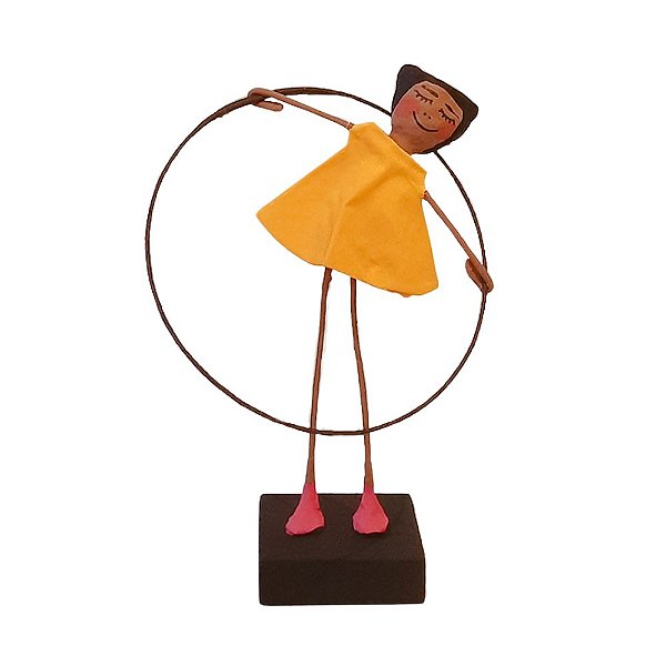 Menina com bambolê