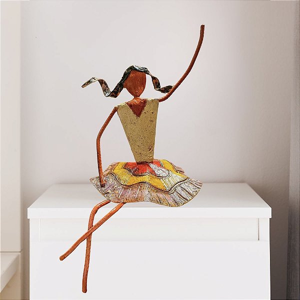 Bailarina sentada de metal