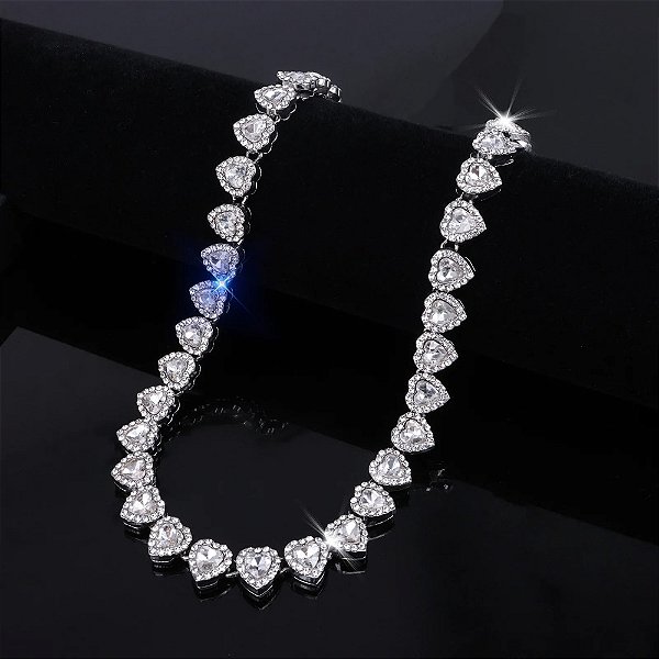 Colar de Corações Radiantes – Elegância e Poder