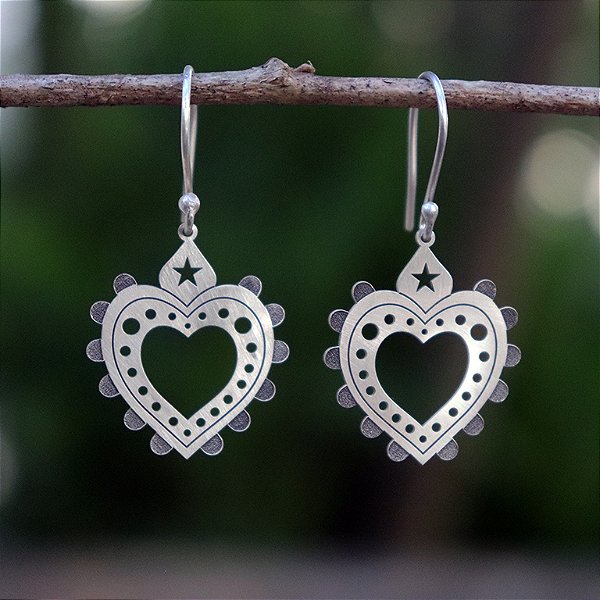 Brinco coração vazado