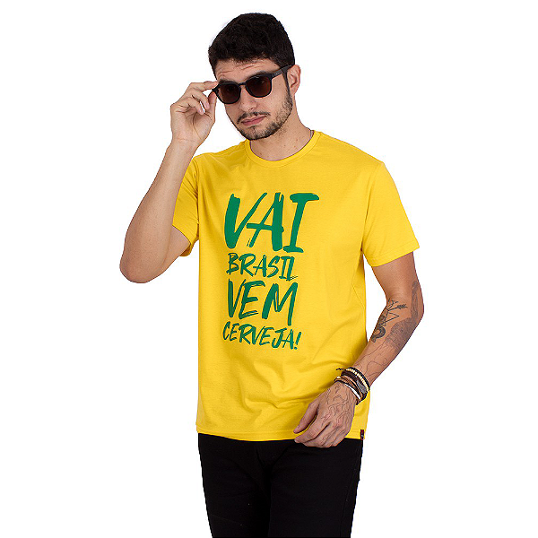 Camiseta Vai Brasil Vem Cerveja Amarela.