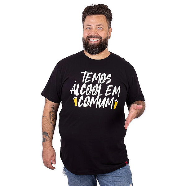 Camiseta Plus Size Cerveja Temos Álcool Em Comum Preta.