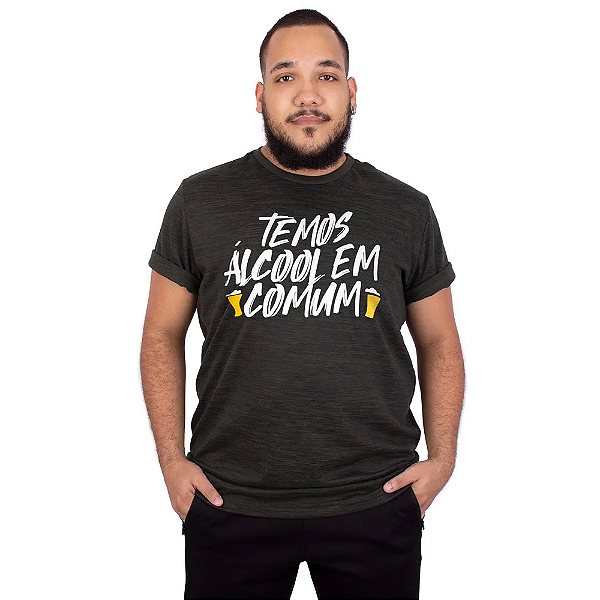 Camiseta Cerveja Temos Álcool em Comum Verde Army.