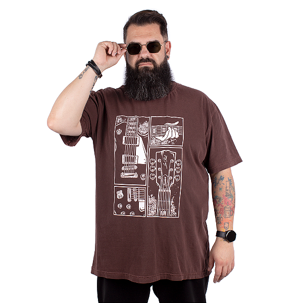 Camiseta Plus Size Estonada Guitarra Fotos Marrom.