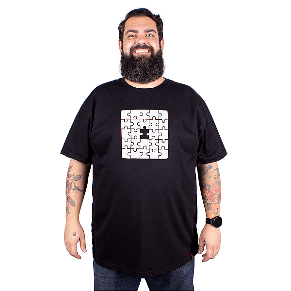 Camiseta Plus Size Quebra Cabeça Preta.