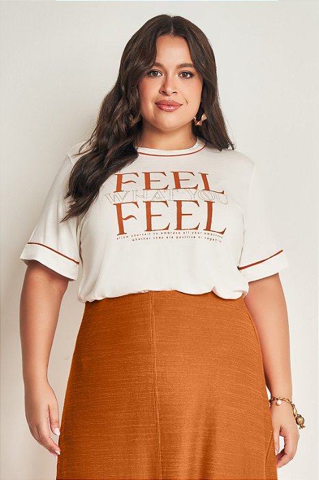 T-Shirt Plus Size Off White Com Detalhe Em Vivo Terracota Em Malha Doce Trama - 105557