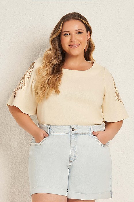 Blusa Plus Size Cru Em Plano Linên Com Detalhe Bordado Lisamour - 202222