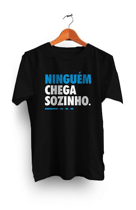 Camiseta Ninguém chega sozinho