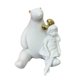 ESCULTURA MENINA E URSO SENTADOS EM RESINA BRANCA
