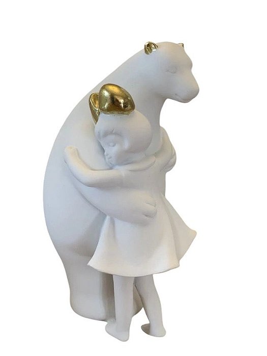 ESCULTURA MENINA ABRAÇADA NO URSO EM RESINA BRANCA